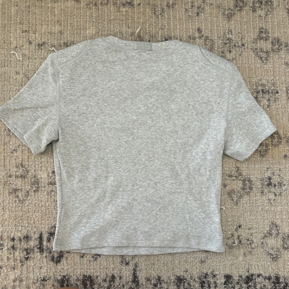 NWT SKIMS Light Gray Ribbed Baby Tee - Picture 8 of 8